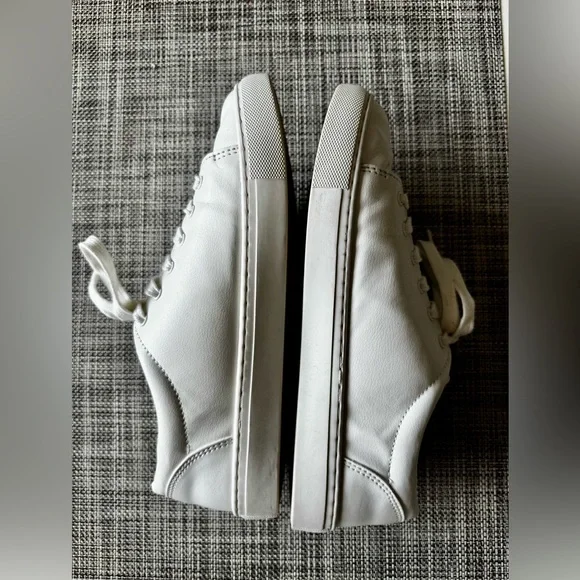 J. Crew Women’s Road Trip Sneakers in classic white, size 9. Style #:BC186 - Picture 9 of 12